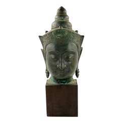 Bekrönter Kopf des Buddha. Wohl THAILAND Ayutthaya 18. Jahrhundert oder früher. Bekrönter Kopf des Buddha. Wohl THAILAND Ayutthaya 18. Jahrhundert oder früher.