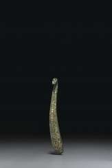 A TURQUOISE AND GOLD-INLAID BRONZE BELT HOOK A TURQUOISE AND GOLD-INLAID BRONZE BELT HOOK