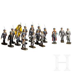 Konvolut mit 18 Lineol- und Elastolin-Luftwaffensoldaten mit Fahnenträger und GFM Göring Konvolut mit 18 Lineol- und Elastolin-Luftwaffensoldaten mit Fahnenträger und GFM Göring