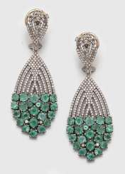 Couple russe d'Émeraude boucles d'oreille de baisse Couple russe d'Émeraude boucles d'oreille de baisse