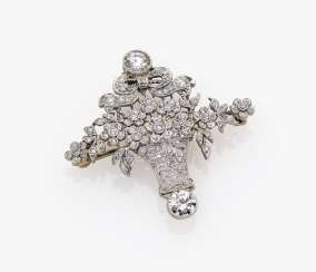 Pendant in the shape of a flower basket, France, around 1910 Pendant in the shape of a flower basket, France, around 1910