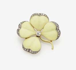 Trefoil-shaped brooch with diamond roses. USA, art Nouveau, 1895 Trefoil-shaped brooch with diamond roses. USA, art Nouveau, 1895