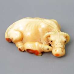 Feines Hornbill Netsuke eines Ochsen. JAPAN, Meiji Periode, wohl 19. Jahrhundert Feines Hornbill Netsuke eines Ochsen. JAPAN, Meiji Periode, wohl 19. Jahrhundert