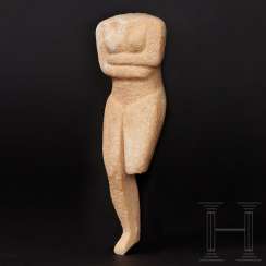 Female Cycladic idol of the Kapsala type made of marble, Greece, around the middle of the 3rd millennium BC Female Cycladic idol of the Kapsala type made of marble, Greece, around the middle of the 3rd millennium BC