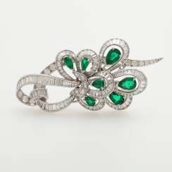 Brooch studded with seven emerald drops Brooch studded with seven emerald drops