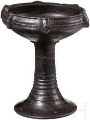 Bucchero-чаша с пластической маски, этрусской, 550 - 540 до н. э. Bucchero-чаша с пластической маски, этрусской, 550 - 540 до н. э.