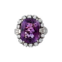 Ring with Amethyst entouriert of 18 brilliant-cut diamonds, together approx 0,7 ct, Ring with Amethyst entouriert of 18 brilliant-cut diamonds, together approx 0,7 ct,