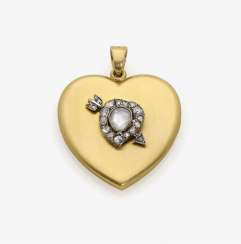Historical heart locket pendant, decorated with diamond roses . USA, heart motif with arrow around 1860-1870, medallion, 1900-1930s Historical heart locket pendant, decorated with diamond roses . USA, heart motif with arrow around 1860-1870, medallion, 1900-1930s
