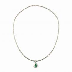 Necklace with an emerald pendant Necklace with an emerald pendant