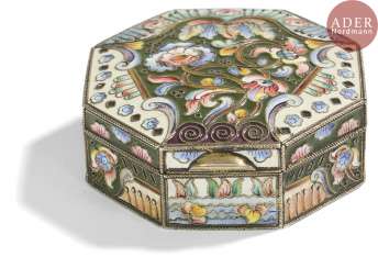 Pill box of octagonal silver-gilt 84 zolotniks (875 thousandths), decorated in enamel polychrome cloisonne with foliage and flowers in Art Nouveau style on a green background and white. Good condition. Pill box of octagonal silver-gilt 84 zolotniks (875 thousandths), decorated in enamel polychrome cloisonne with foliage and flowers in Art Nouveau style on a green background and white. Good condition.