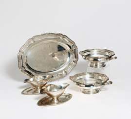 2 serving bowls, 1 serving platter, 2 sauce boats with laurel decoration 2 serving bowls, 1 serving platter, 2 sauce boats with laurel decoration
