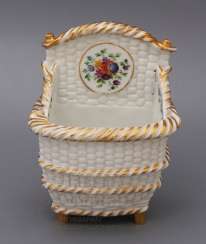 Фарфоровая салфетница «Корзинка», завод Гарднера, 1850-е годы Фарфоровая салфетница «Корзинка», завод Гарднера, 1850-е годы