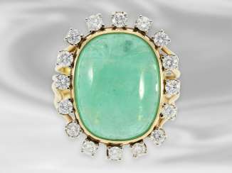 Ring: decorative, hand made vintage ladies ring with diamonds and a large emerald of approx. 14ct Ring: decorative, hand made vintage ladies ring with diamonds and a large emerald of approx. 14ct