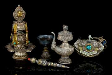 KonvoluTiefe: Feuerzeugtasche, Phurbu, Butterrlampe u.a., teils in Silber gearbeitet KonvoluTiefe: Feuerzeugtasche, Phurbu, Butterrlampe u.a., teils in Silber gearbeitet