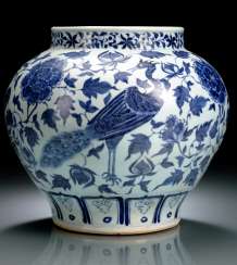 A VERY RARE UNDERGLAZE BLUE SHOULDER POT WITH PEACOCKS DECOR A VERY RARE UNDERGLAZE BLUE SHOULDER POT WITH PEACOCKS DECOR
