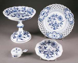 PORCELAIN GROUP, MEISSEN onion pattern German, Meissen and city of Meissen, 19th century. Century PORCELAIN GROUP, MEISSEN onion pattern German, Meissen and city of Meissen, 19th century. Century