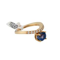 Ring with blue sapphire approximately 2.7 ct, oval faceted Ring with blue sapphire approximately 2.7 ct, oval faceted
