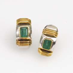 Modern stud earring pair with emerald Modern stud earring pair with emerald