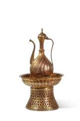 AIGUIERE ET SON BASSIN EN CUIVRE DORE (TOMBAK) AIGUIERE ET SON BASSIN EN CUIVRE DORE (TOMBAK)