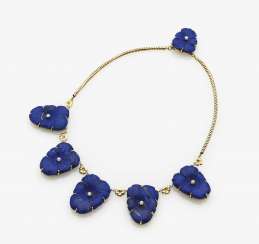 Historic necklace with lapis lazuli-Pansy flowers. USA, 1920s-1930s Historic necklace with lapis lazuli-Pansy flowers. USA, 1920s-1930s