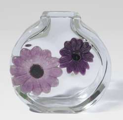 Vase mit zwei Gerber Blüten auf Wandung Vase mit zwei Gerber Blüten auf Wandung