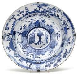 Underglaze blue porcelain plate with umlaufendr landscape scene on the Flag Underglaze blue porcelain plate with umlaufendr landscape scene on the Flag