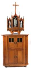 Eckschrank mit Figurenschrein Anfang 20 Eckschrank mit Figurenschrein Anfang 20