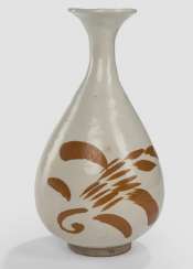 A fine Cizhou-Vase of stoneware with a persimmon-colored decor of floral motifs A fine Cizhou-Vase of stoneware with a persimmon-colored decor of floral motifs