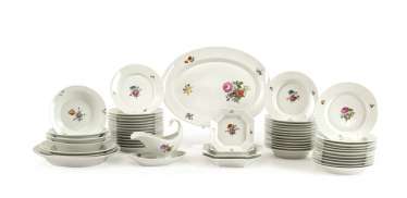 Dinner service with floral decoration Dinner service with floral decoration