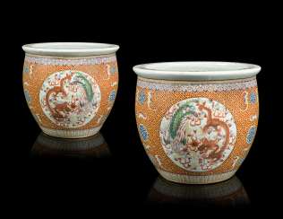A PAIR OF CHINESE FAMILLE ROSE JARDINIERES A PAIR OF CHINESE FAMILLE ROSE JARDINIERES