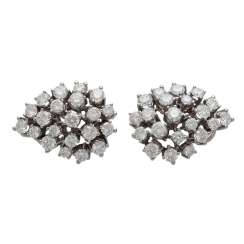 Ear plug in the shape of a drop with brilliant-cut diamonds Ear plug in the shape of a drop with brilliant-cut diamonds