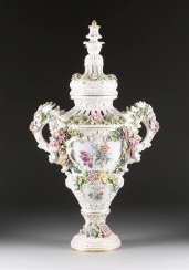 LARGE pot POURRI VASE WITH flowers painting German antique sitzendorf porcelain manufactory, mid 20's. Century LARGE pot POURRI VASE WITH flowers painting German antique sitzendorf porcelain manufactory, mid 20's. Century