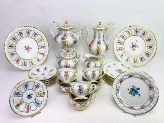 Coffee service for six persons: Meissen porcelain, X-Form, Prof. of people Ritz. Scattered flowers and Gold. Coffee service for six persons: Meissen porcelain, X-Form, Prof. of people Ritz. Scattered flowers and Gold.
