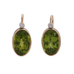 Earrings with 1 diamond, together approx. 0,1 ct and Peridot, Earrings with 1 diamond, together approx. 0,1 ct and Peridot,