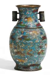 SELTENE CLOISONNÉ-VASE IN HU-FORM SELTENE CLOISONNÉ-VASE IN HU-FORM