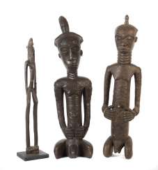Drei afrikanische Figuren DR Kongo, Holz geschwärzt, 2 kniende männliche Figuren mit Körpernarbenschmuck, H Drei afrikanische Figuren DR Kongo, Holz geschwärzt, 2 kniende männliche Figuren mit Körpernarbenschmuck, H