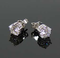 Pair of brilliant earrings Pair of brilliant earrings