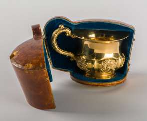 GOLD-PLATED SILVER RUSSIAN HANDLE MUG IN THE ORIGINAL CASE WITH ROCAILLES DECOR GOLD-PLATED SILVER RUSSIAN HANDLE MUG IN THE ORIGINAL CASE WITH ROCAILLES DECOR