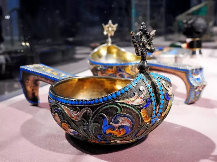 Старинное серебро с эмалью. Братья Грачевы. Подарочный ковш. Фото с выставки «Стиль Фаберже», г. Истра