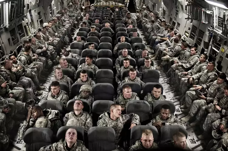 Репортажная съемка. Юрий Козырев. Фотография «Члены Национальной гвардии Вирджинии ожидают возвращения из Ирака в США», 2010 Репортажная съемка. Юрий Козырев. Фотография «Члены Национальной гвардии Вирджинии ожидают возвращения из Ирака в США», 2010