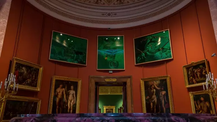 Работы Фабра в интерьерах Эрмитажа