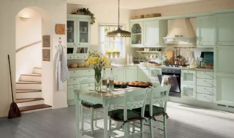Прованс. Интерьер кухни с винтовой лестницей в стиле прованс