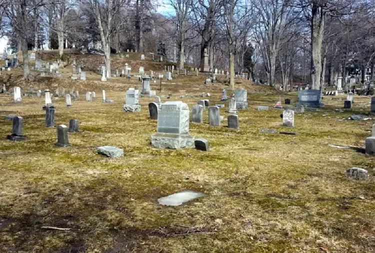 Постмортем. Семейная могила на кладбище Форт Хилл в Оберне (на переднем плане)