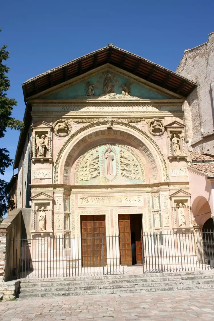 Bas-relief. Façade de l'oratoire San Bernardino à Pérouse, milieu du XVe siècle Bas-relief. Façade de l'oratoire San Bernardino à Pérouse, milieu du XVe siècle