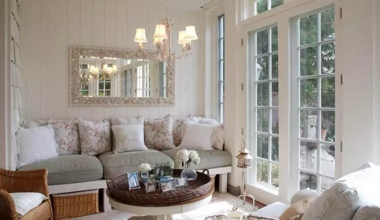 Прованс. Интерьер гостиной с большим настенным зеркалом в стиле прованс