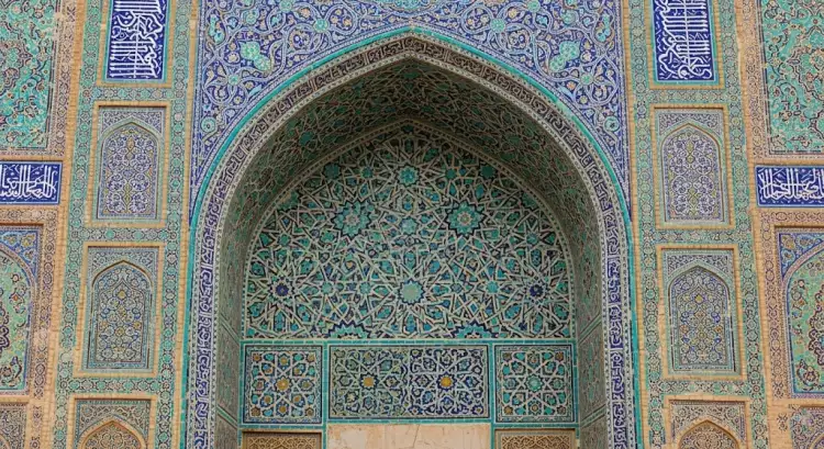 Исламский орнамент гирих - сложный геометрический узор из звезд и многоугольников на портале медресе.