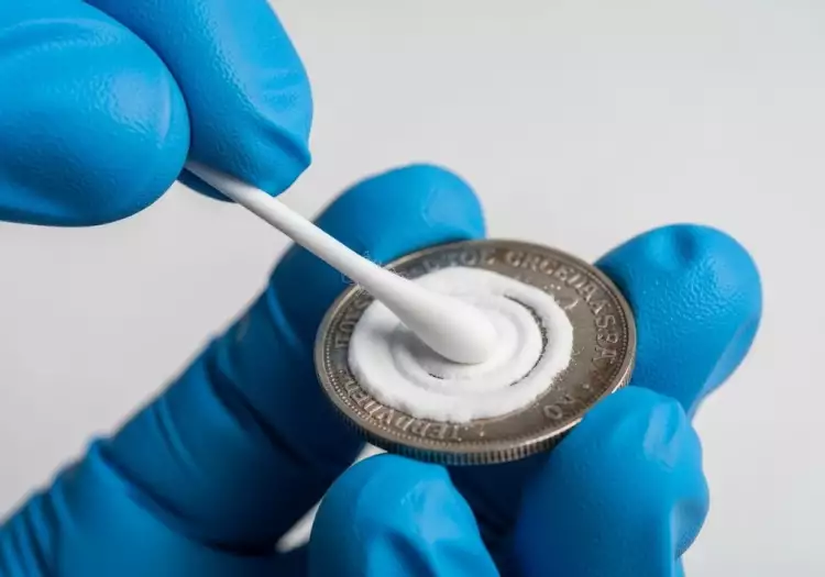 Чистка серебряной монеты содой