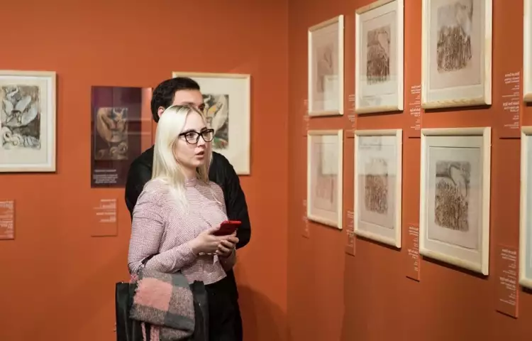 Зал «Путешествия и мосты» на выставке Шагала Зал «Путешествия и мосты» на выставке Шагала