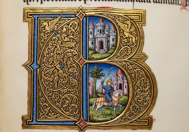 Крупный план инициала (буквицы) из средневековой рукописи, богато украшенного золотом и сложным орнаментом.