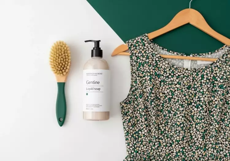 Руки в перчатках, деликатно чистящие пятно на винтажном платье Руки в перчатках, деликатно чистящие пятно на винтажном платье